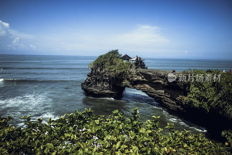 悬崖附近的Tanah Lot寺庙，巴厘岛，印度尼西亚